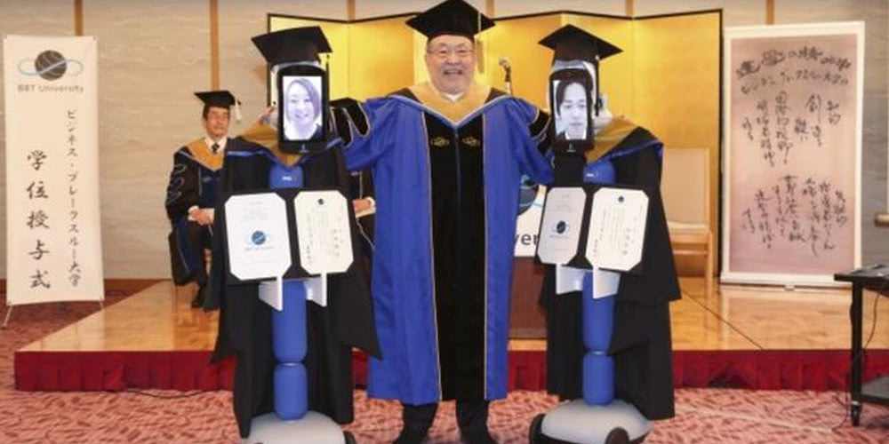 日本一大学举行云毕业典礼：学生用机器人替身领奖